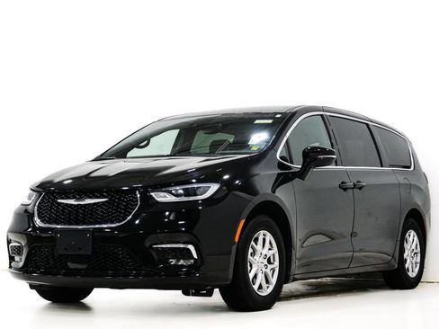 Used 2025 Chrysler Pacifica Select FWD image 3