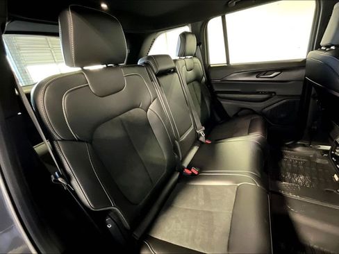 New 2025 Jeep Grand Cherokee Altitude image 17