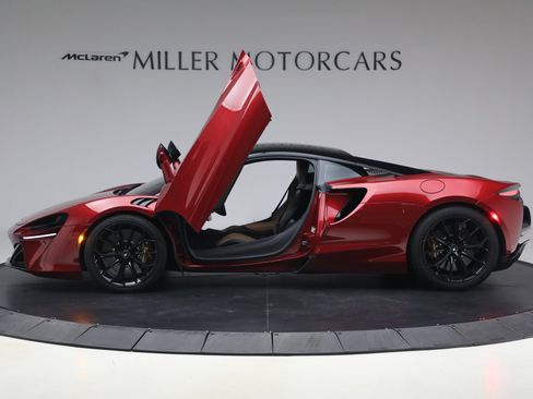 Used 2024 McLaren Artura RWD image 15
