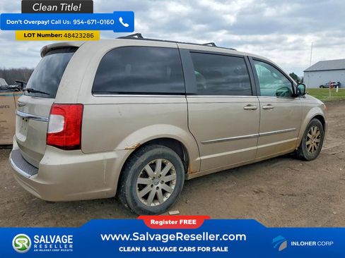 Used 2013 Chrysler Town & Country Touring FWD image 4