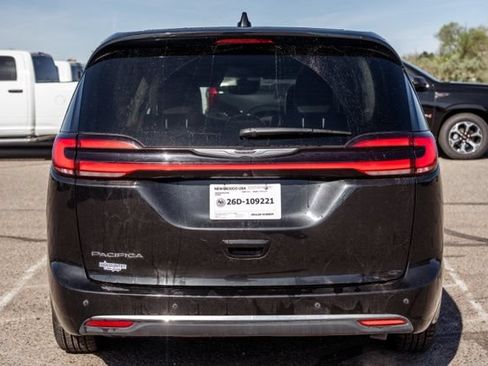 Used 2023 Chrysler Pacifica Touring-L FWD image 6
