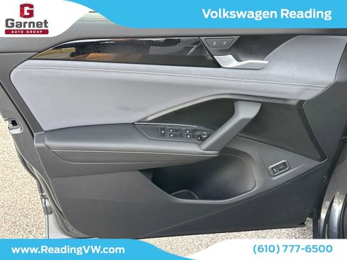 New 2025 Volkswagen Tiguan SE image 12