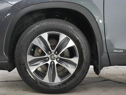 Used 2025 Toyota Highlander XLE AWD/4WD image 28