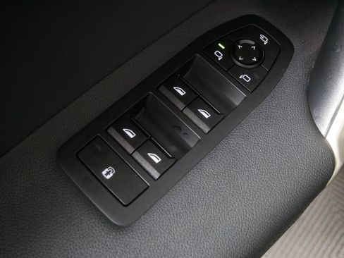 Used 2024 BMW iX xDrive50 w/ Sport Package AWD/4WD image 17
