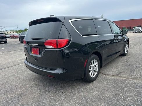 Used 2023 Chrysler Voyager LX FWD image 5