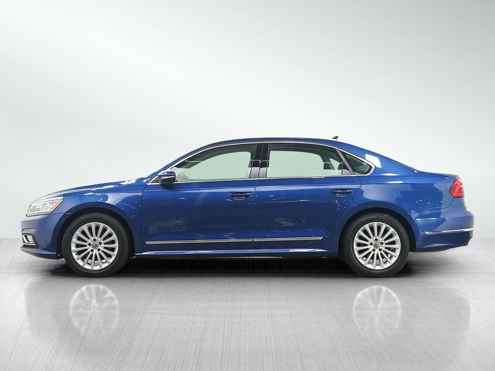 Used 2016 Volkswagen Passat 1.8T SE w/ Lighting Package (P06) FWD image 2