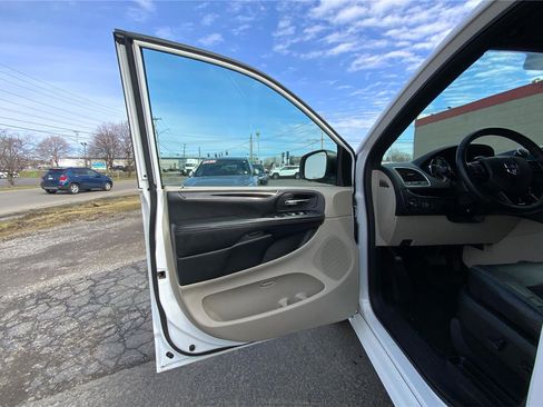 Used 2019 Dodge Grand Caravan SXT image 20