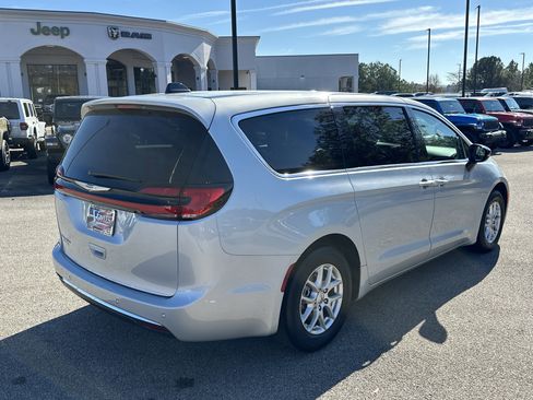 Used 2024 Chrysler Pacifica Touring-L image 7