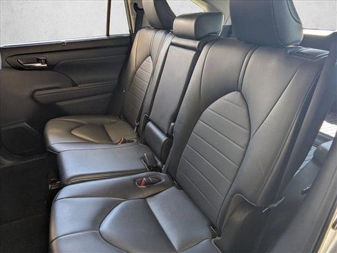 Used 2020 Toyota Highlander XLE FWD image 19