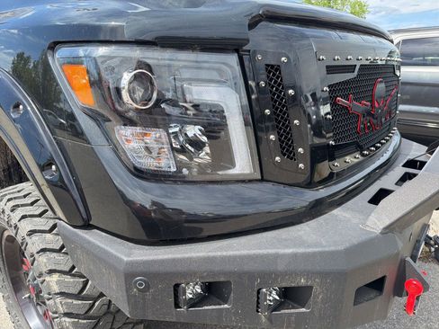 Used 2018 Nissan Titan SV w/ SV Convenience Package AWD/4WD image 4