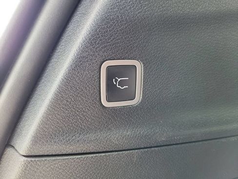 Used 2025 Chrysler Pacifica Select FWD image 8
