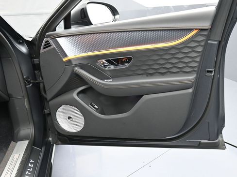 Used 2025 Bentley Flying Spur Plug-In Hybrid image 32