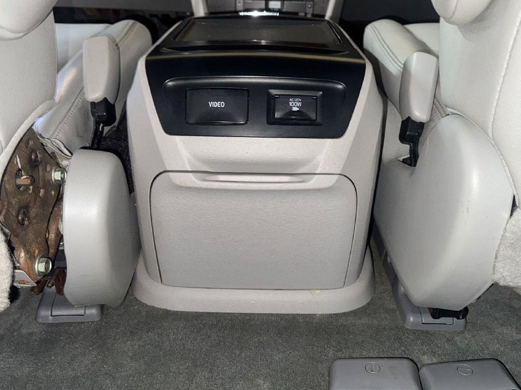 Used 2014 Toyota Sienna XLE w/ Entertainment Package FWD image 28