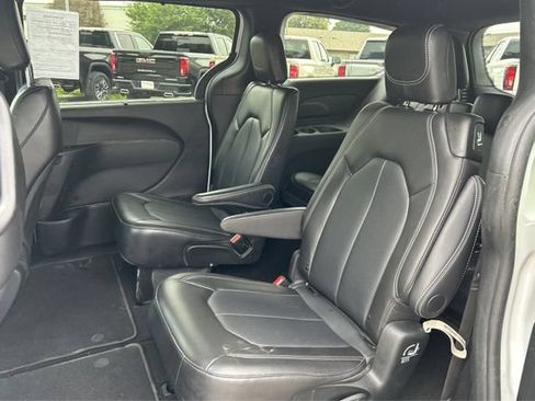 Used 2024 Chrysler Pacifica Touring-L w/ S Appearance Package AWD/4WD image 10
