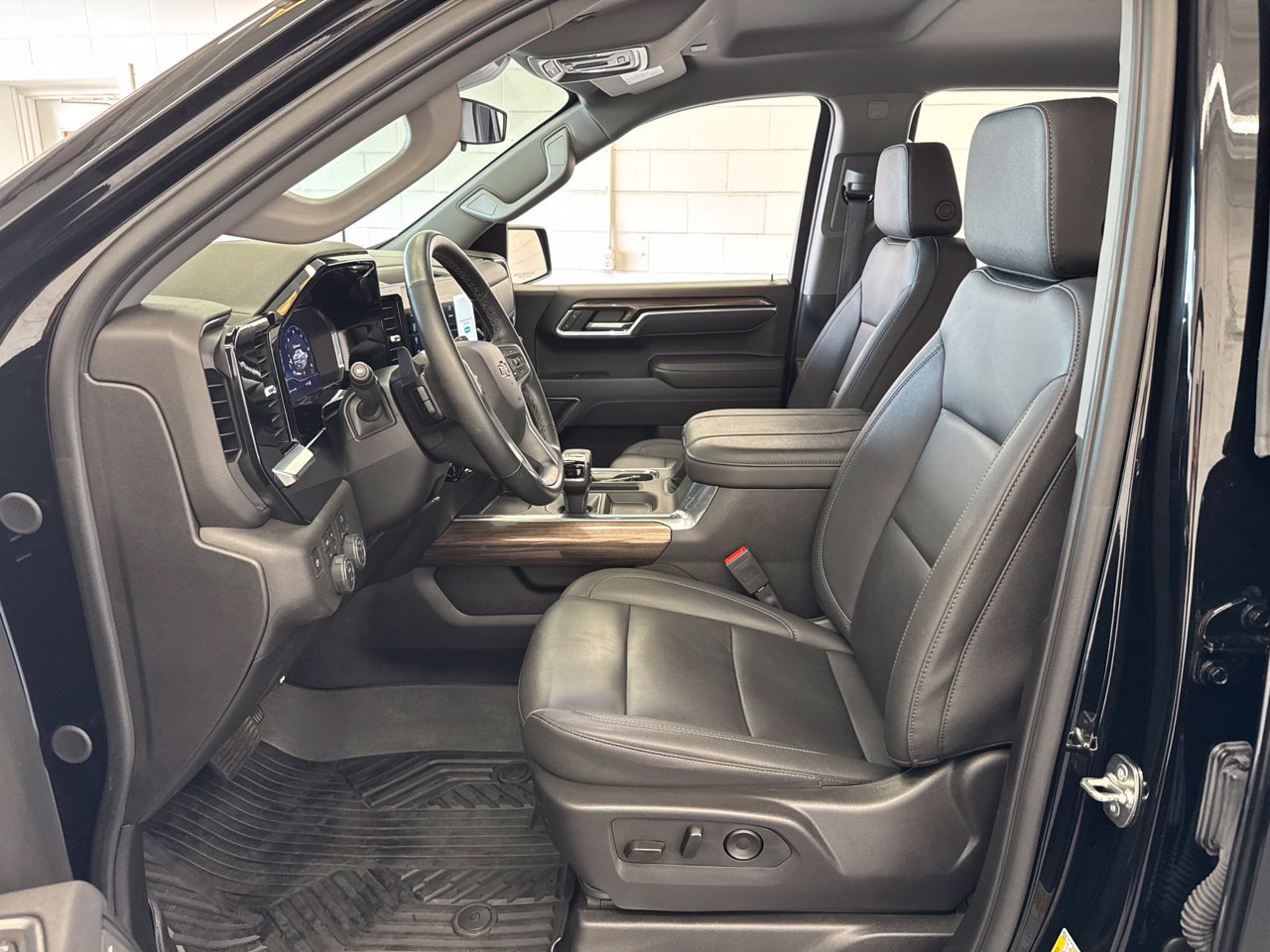 Used 2025 Chevrolet Silverado 1500 RST AWD/4WD image 14