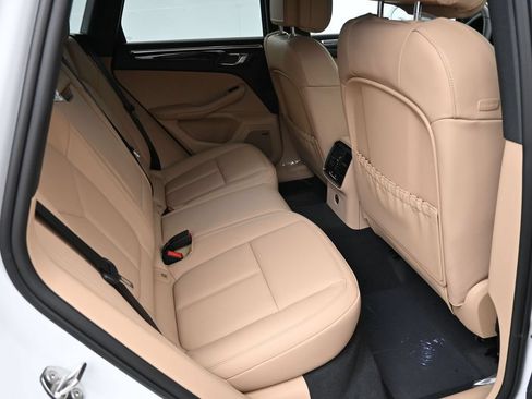Certified 2025 Porsche Macan AWD/4WD image 9