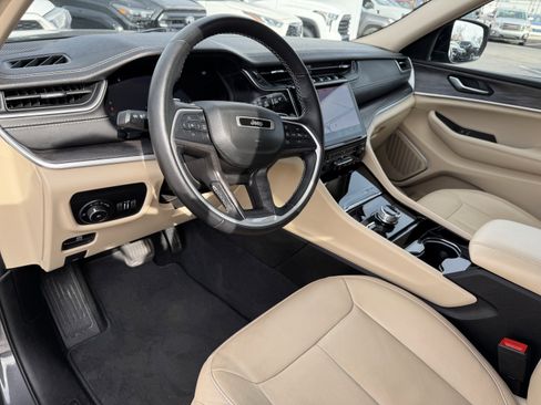 Used 2022 Jeep Grand Cherokee Limited image 28