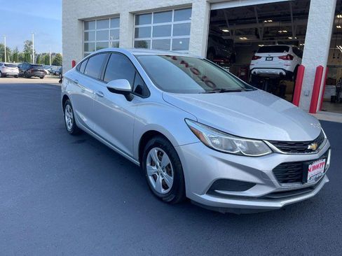 Used 2018 Chevrolet Cruze LS image 2