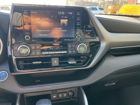 Used 2021 Toyota Highlander XLE image 17