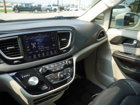 Used 2020 Chrysler Pacifica Touring-L Plus w/ Tire & Wheel Group FWD image 21
