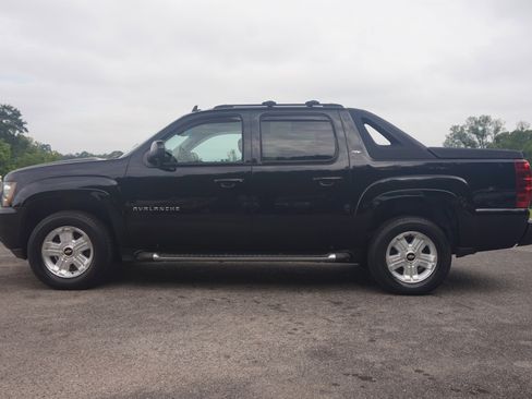 Used 2011 Chevrolet Avalanche LT w/ Luxury Package image 7