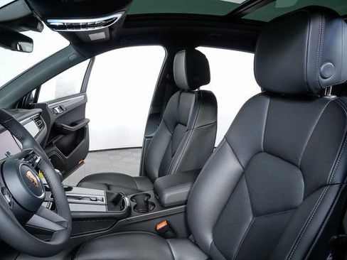 Used 2026 Porsche Macan AWD/4WD image 5