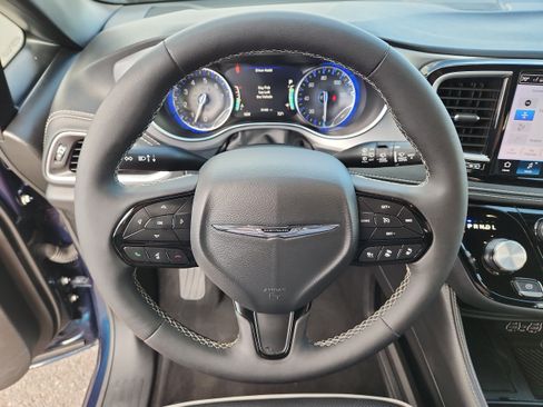 Used 2025 Chrysler Pacifica Limited FWD image 18