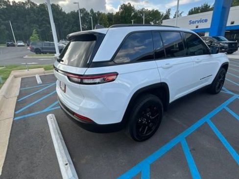 Used 2024 Jeep Grand Cherokee Altitude RWD image 5