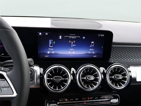 New 2025 Mercedes-Benz GLB 250 4MATIC image 23