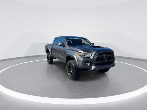 Used 2018 Toyota Tacoma TRD Sport image 2