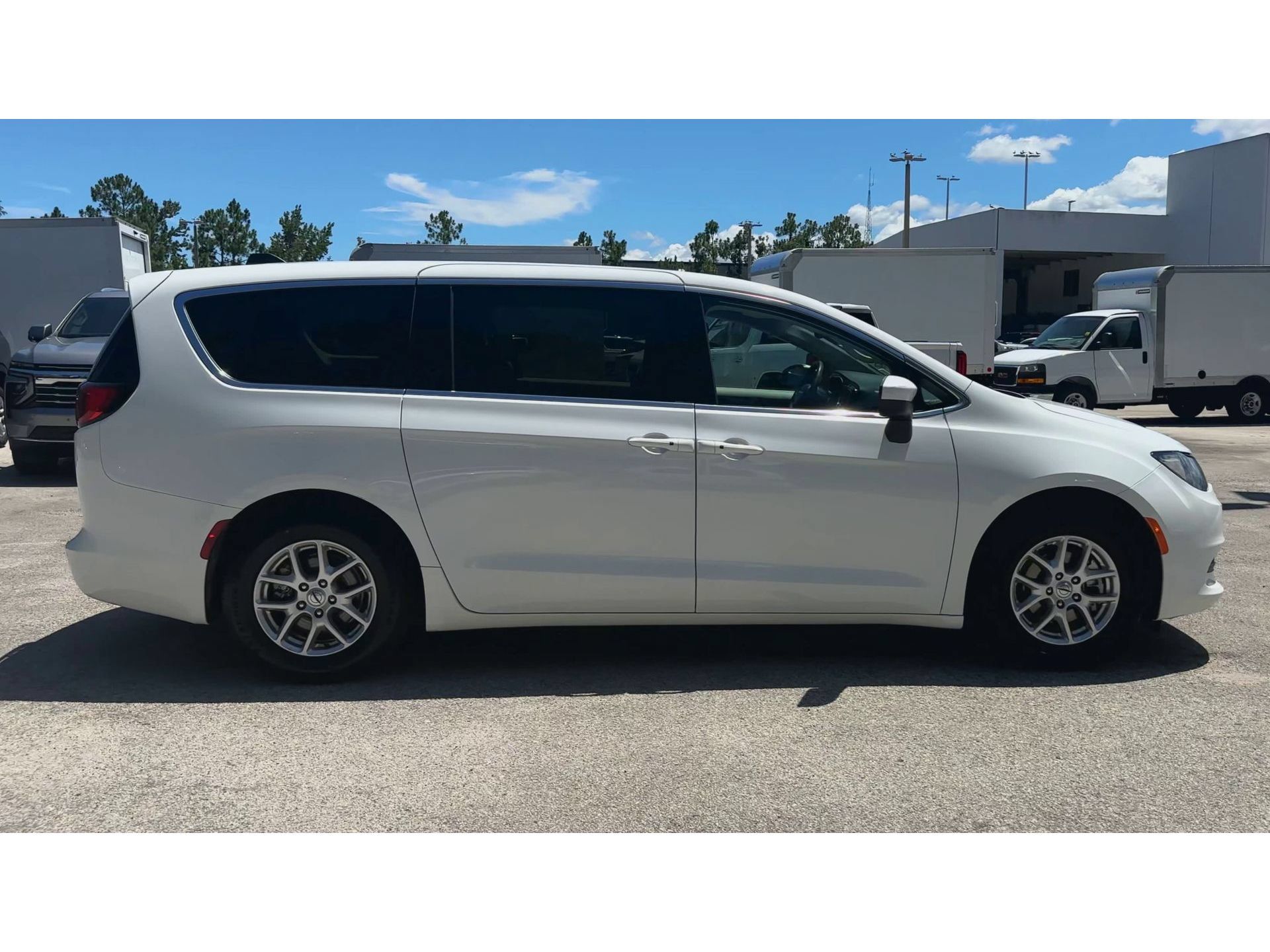 Used 2023 Chrysler Voyager LX FWD image 9