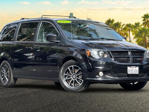 Used 2017 Dodge Grand Caravan GT FWD image 2