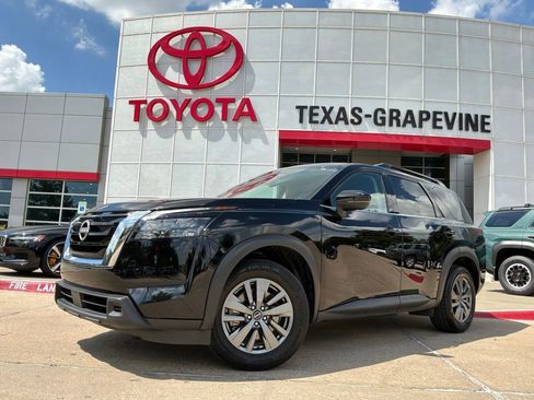 Used 2025 Nissan Pathfinder SV FWD image 2