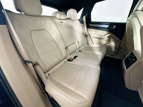 Certified 2023 Porsche Cayenne Platinum Edition image 27