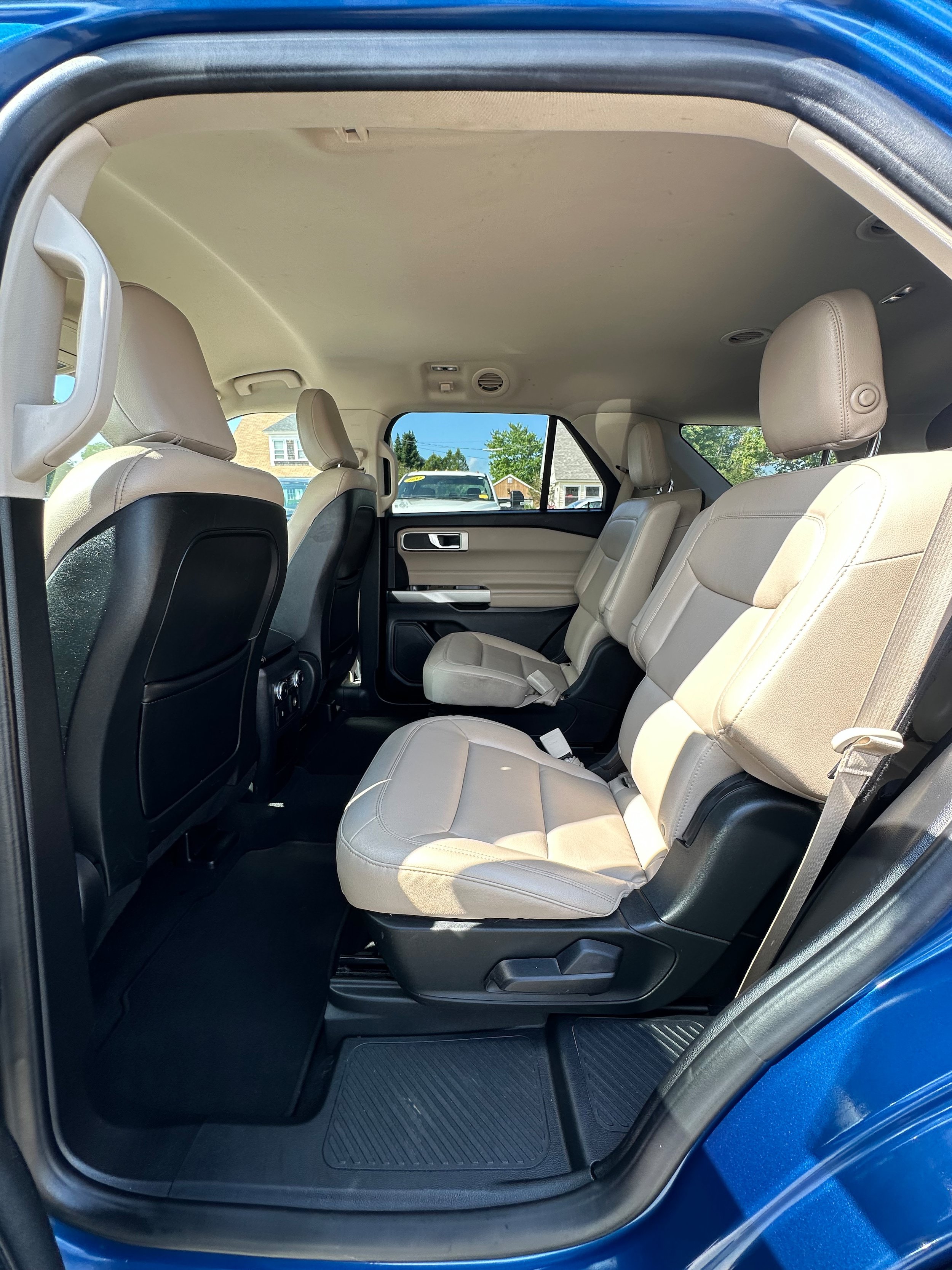 Used 2020 Ford Explorer XLT w/ Equipment Group 202A AWD/4WD image 19