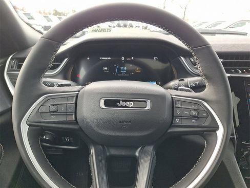 New 2025 Jeep Grand Cherokee Altitude image 10