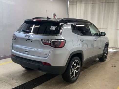 Used 2025 Jeep Compass Limited AWD/4WD image 3