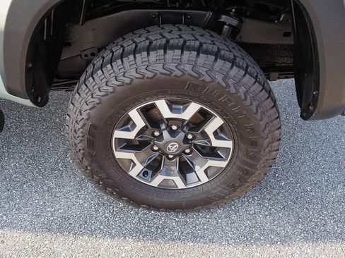 Used 2023 Toyota Tacoma TRD Off-Road w/ Technology Package AWD/4WD image 33