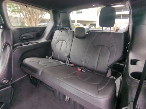 Used 2021 Chrysler Pacifica Touring-L w/ Premium & Safety Sphere Group FWD image 16
