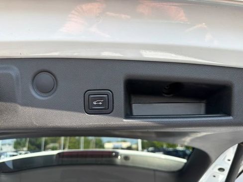 Used 2022 Chevrolet Equinox LT FWD image 38