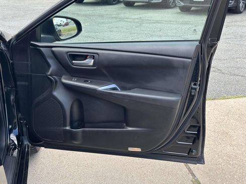 Used 2017 Toyota Camry SE w/ Moonroof Package FWD image 9