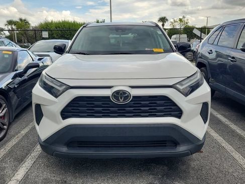 Used 2022 Toyota RAV4 XLE w/ Convenience Package FWD image 2