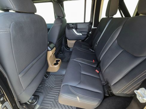 Used 2015 Jeep Wrangler Unlimited Rubicon w/ Max Tow Package AWD/4WD image 10