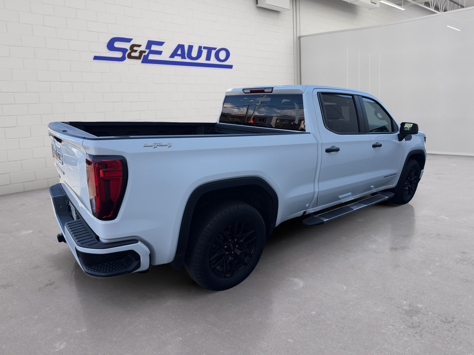 Used 2024 GMC Sierra 1500 Pro w/ Graphite Edition AWD/4WD image 5