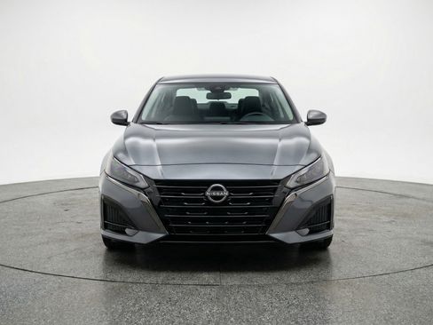 Used 2025 Nissan Altima 2.5 SV FWD image 2