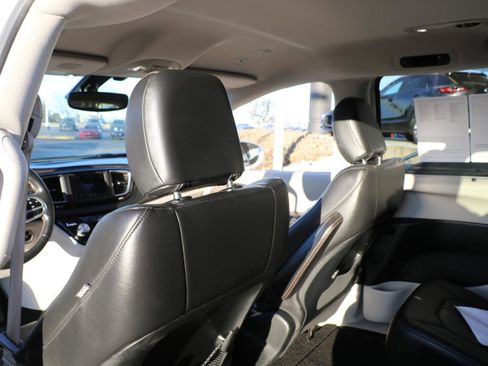 Used 2018 Chrysler Pacifica Touring-L image 11