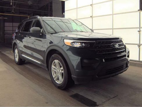 Used 2022 Ford Explorer XLT image 4
