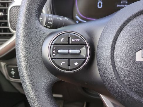 Used 2025 Kia Soul LX w/ LX Technology Package FWD image 23