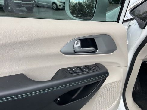 Used 2018 Chrysler Pacifica Touring Plus image 15