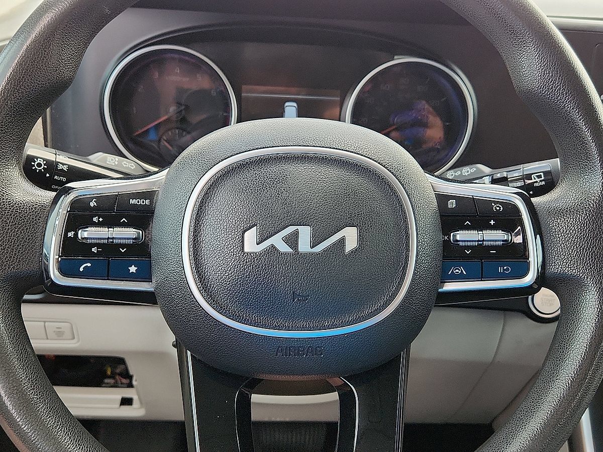 Used 2022 Kia Carnival LX FWD image 11